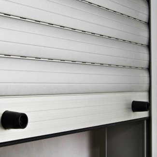 Detalle de cajón y guías de persiana de seguridad