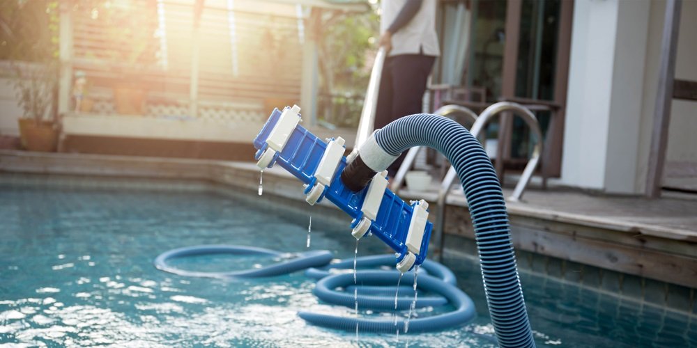 Mantenimiento de piscinas: limpieza y balance químico